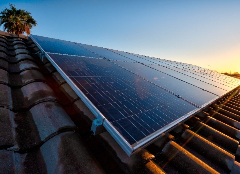 Panneau solaires avec couché de soleil en arrirèe plan